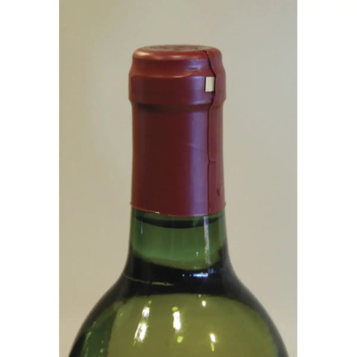 Image of a bottle neck with a red shrink cap applied, showcasing the use of the Shrink Cap Tool.
